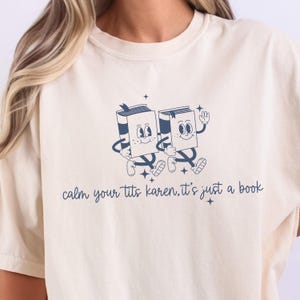 Kalm je tieten Karen, It's Just a Book - Funny Cartoon Books T-shirt T-shirt | Uniseks comfortabel kleurenshirt voor boekenliefhebbers