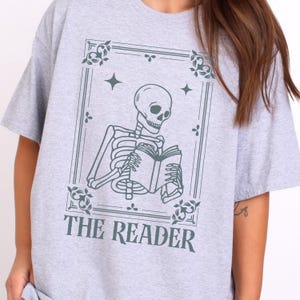 Camiseta unisex de algodón grueso con esqueleto de lector de cartas de tarot: un regalo ideal para los amantes de los libros de Dark Academia.