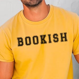 Camiseta de leitura com letras desgastadas da universidade de livros | College University Bookworm Apparel