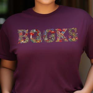 Camiseta unissex com letras de conto de fadas de cogumelos e flores caprichosas | Camiseta gráfica para educadores, professores, bibliotecários e amantes da fantasia