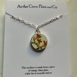 Enkelt halsband med gula blommor och trasiga porslin