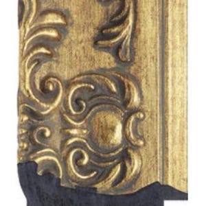 Op de afbeelding: Een goudkleurige fotolijst met een sierlijk reli&euml;fpatroon van krullende acanthusbladeren en bloemmotieven. De lijst heeft een verweerde afwerking met donkere, getextureerde zwarte accenten zichtbaar langs de onderrand.
