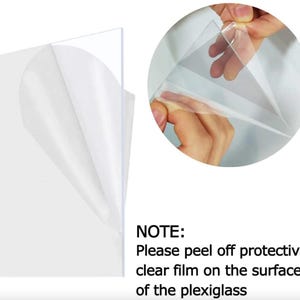 Op de afbeelding: Een rechthoekige plaat van helder plexiglas met een gedeeltelijk losgetrokken witte beschermfolie. De tekst luidt: NOTE: Please peel off protective clear film on the surface of the plexiglass. De afbeelding toont het verwijderen van de folie.