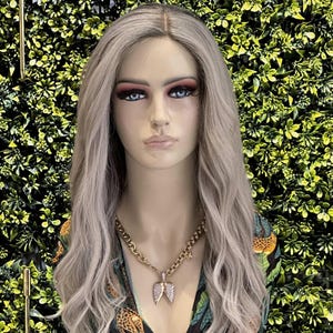 200gr - 19.5-21.5 in Silver Wig (Grey) Wavy Wig, Medium Length Wig
