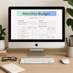 Op de afbeelding: Een zwart-witte printbare maandelijkse budgettracker op een computerscherm. De tracker bevat secties voor bankrekeningen, besparingen en spaardoelen. De tracker heeft velden voor het beginsaldo, het eindsaldo, het geprojecteerde bedrag, het opgehoopte bedrag, het doelvertrouwensaldo, het doelvertrouwensaldo, de werkelijke spaarder deze maand, het spaardoel, het doelsaldo en het doelsaldo.