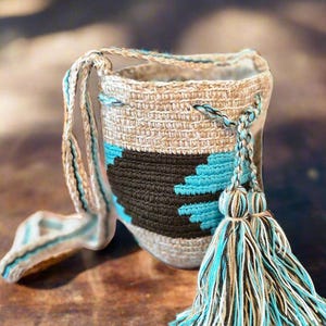 Mini Wayuu traditional Colombian bags, shoulder bag, crossbody bags, crochet bags, boho style, hippie style bags