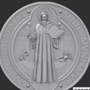 Op de afbeelding: Zilverkleurige ronde medaillon met een gedetailleerd reliëf van een geklede figuur die een boek vasthoudt, met tekst rond de rand. Het ontwerp bevat een kruis, een slang en een vogel.