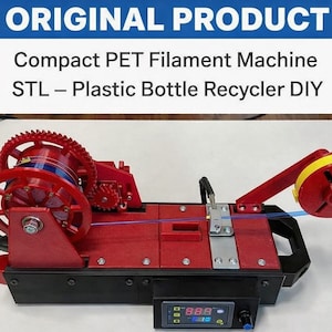 Puede incluir: Una máquina compacta de filamento PET roja y negra, un reciclador de botellas de plástico DIY. La máquina tiene una pantalla digital, engranajes y un soporte de carrete con detalles amarillos. El texto "ORIGINAL PRODUCT" está en la parte superior.
