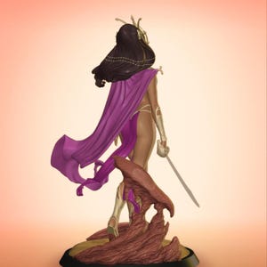 Puede incluir: Figura detallada de una mujer guerrera, vista desde atr&aacute;s. Lleva una capa morada, detalles dorados y sostiene una espada. La figura se alza sobre una base marr&oacute;n texturizada con una plataforma circular negra, sobre un fondo melocot&oacute;n degradado.
