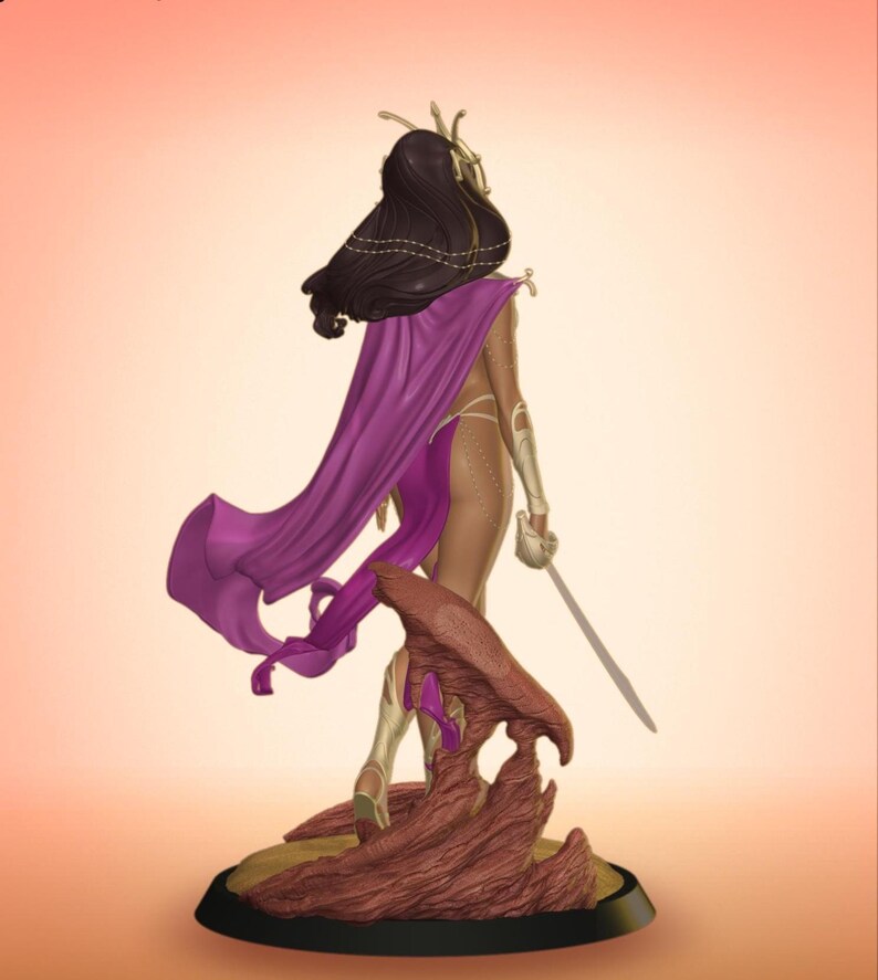 Puede incluir: Figura detallada de una mujer guerrera, vista desde atr&aacute;s. Lleva una capa morada, detalles dorados y sostiene una espada. La figura se alza sobre una base marr&oacute;n texturizada con una plataforma circular negra, sobre un fondo melocot&oacute;n degradado.
