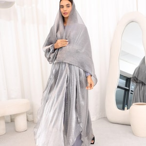 Abaya Sahar - Vestido y bufanda de satén con organza y cuentas gris perla / Conjunto de tres piezas / Tallas 52-62 / Abaya de Mariam