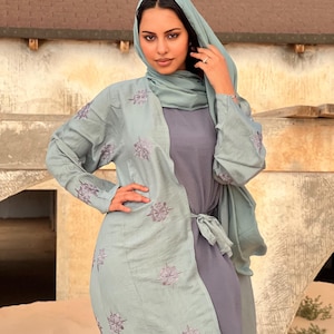 Abaya Nadira – Elegant Sage Green Embroidered Abaya with Mauve Dress and Matching Scarf