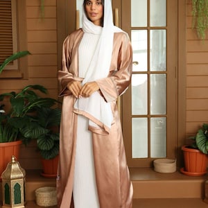 Abaya Ayzal - Conjunto de abaya de satén dorado rosado: conjunto modesto de 3 piezas con vestido plisado CEY y pañuelo de gasa para Eid y ocasiones especiales.