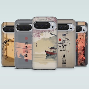 Könnte beinhalten: Fünf Handyhüllen mit japanisch inspirierten Kunstwerken. Jede Hülle zeigt ein einzigartiges Design, darunter Kirschblüten, ein rotes Boot und Kalligraphie. Die Hüllen sind in Beige-, Grau- und transparenten Farbtönen gehalten.