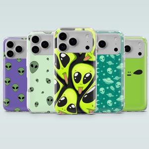 Peut inclure: Cinq coques de téléphone avec des motifs d'extraterrestres. Les coques présentent divers motifs, notamment des visages d'extraterrestres répétés, un groupe d'extraterrestres et des illustrations sur le thème des extraterrestres dans des tons de violet, de vert et de sarcelle. Les coques ont des protections transparentes.
