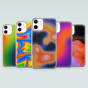 Puede incluir: Cinco fundas para smartphone dispuestas en fila, cada una con un diseño abstracto distinto. Los patrones incluyen un degradado de verde a amarillo, un remolino multicolor de estilo térmico, una cuadrícula texturizada, un degradado de morado a naranja y una onda abstracta oscura.