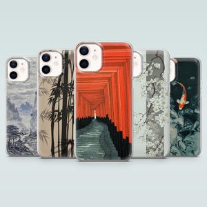Pu&ograve; includere: Una collezione di custodie per telefoni con arte di ispirazione giapponese. I design includono un cancello torii, bamb&ugrave;, fiori di ciliegio, una carpa koi e un paesaggio. Le custodie sono trasparenti con l'arte stampata sul retro.
