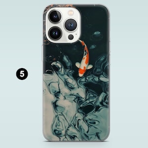 Pu&ograve; includere: Una custodia per telefono con un design di carpa koi in uno stagno scuro e astratto. Il pesce &egrave; arancione e bianco, in contrasto con l'acqua blu scuro e verde. La custodia ha un bordo trasparente e il numero 5 in un cerchio nero.