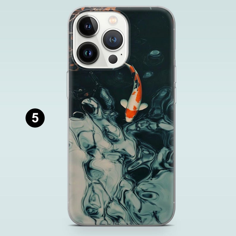 Pu&ograve; includere: Una custodia per telefono con un design di carpa koi in uno stagno scuro e astratto. Il pesce &egrave; arancione e bianco, in contrasto con l'acqua blu scuro e verde. La custodia ha un bordo trasparente e il numero 5 in un cerchio nero.