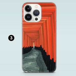 Pu&ograve; includere: Custodia trasparente per telefono con una vivace stampa di un sentiero del cancello torii giapponese. Il design presenta una vista prospettica dei cancelli torii arancioni, un sentiero di pietra grigia e accenti neri.