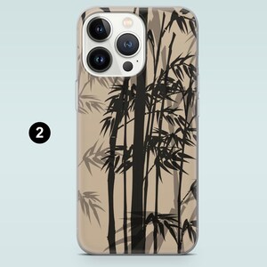 Pu&ograve; includere: Custodia per telefono con un design a foresta di bamb&ugrave; nera su sfondo beige. La custodia ha un bordo trasparente e un ritaglio per la fotocamera. Il design presenta steli e foglie di bamb&ugrave; dettagliati.