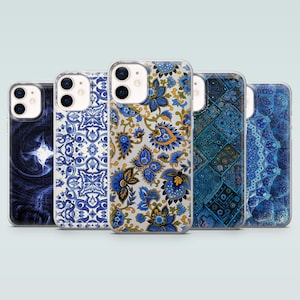 Può includere: Cinque custodie per telefono con vari disegni blu e bianchi. I design includono stili floreali, geometrici e astratti. Le custodie sono realizzate in plastica trasparente. Progettate per smartphone.