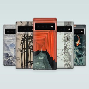 Pu&ograve; includere: Cinque custodie per telefoni con design di ispirazione giapponese. Le custodie presentano immagini di un paesaggio montano, bamb&ugrave;, un sentiero con porta torii rossa, fiori di ciliegio e una carpa koi. Ogni custodia ha un ritaglio per la fotocamera.
