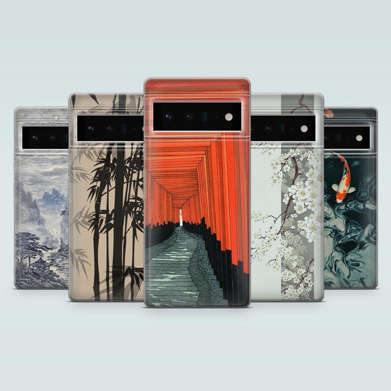 Pu&ograve; includere: Cinque custodie per telefoni con design di ispirazione giapponese. Le custodie presentano immagini di un paesaggio montano, bamb&ugrave;, un sentiero con porta torii rossa, fiori di ciliegio e una carpa koi. Ogni custodia ha un ritaglio per la fotocamera.