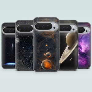 Puede incluir: Cinco fundas para teléfono con diseños espaciales. Cada funda presenta una escena cósmica diferente, con planetas, nebulosas y constelaciones, en tonos azules, naranjas y morados. Las fundas son de plástico transparente.