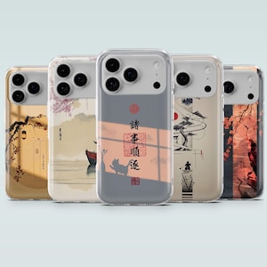 以下が含まれることがあります： 日本のデザインが施された5つのスマホケース。桜、ボート、伝統的な日本語のテキストが描かれています。透明なケースは、保護と芸術的な表現を組み合わせたカラフルなグラフィックを表示します。