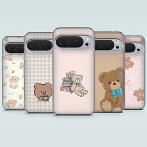 Può includere: Una collezione di cinque custodie per telefono con diversi design. Le custodie presentano illustrazioni di orsetti, fiori e motivi. La tavolozza dei colori include tonalità beige, marrone e rosa, creando un'estetica carina e giocosa.