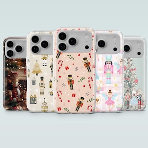 Puede incluir: Cinco fundas para teléfono con diseños navideños. Las fundas presentan imágenes de cascanueces, árboles de Navidad, bastones de caramelo y otros elementos festivos. Las fundas tienen un borde transparente y están diseñadas para un smartphone.