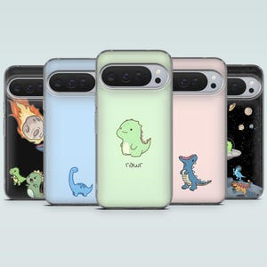 Può includere: Una collezione di cinque custodie per telefono in vari colori, ognuna con un design unico a tema dinosauri. Le custodie presentano illustrazioni di dinosauri, meteoriti e temi spaziali. Le custodie sono progettate per un modello di telefono specifico.