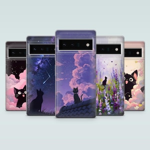 Könnte beinhalten: Eine Sammlung von fünf Handyhüllen mit einzigartigen Designs. Jede Hülle zeigt eine schwarze Katzen-Silhouette vor einem farbenfrohen Hintergrund, darunter Sternenhimmel, Wolken und Blumenmuster. Die Hüllen sind aus transparentem Kunststoff.