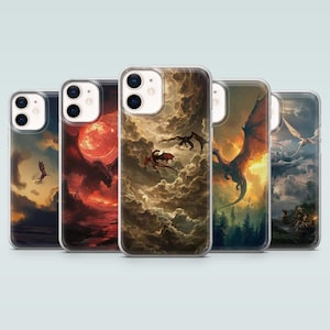 Op de afbeelding: Een verzameling van vijf telefoonhoesjes met fantasy drakenkunst. Elke hoes toont een andere scène met draken die door dramatische luchten vliegen, weergegeven in tinten rood, oranje en bruin. De hoesjes zijn ontworpen voor een smartphone.