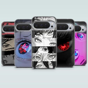 Può includere: Una collezione di cinque custodie per telefoni con disegni di occhi in stile anime. Le custodie presentano vari stili di occhi in bianco e nero, rosso e blu, con linee dettagliate e ombreggiatura. Le custodie sono realizzate in un materiale trasparente.