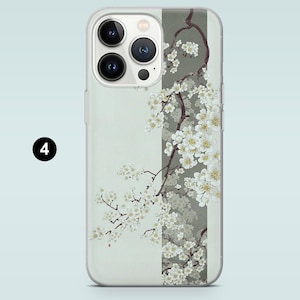 Pu&ograve; includere: Custodia trasparente per telefono con un design floreale di fiori bianchi su un ramo. Il design &egrave; ambientato su uno sfondo verde chiaro e grigio. Il numero 4 &egrave; in un cerchio nero sul lato sinistro.