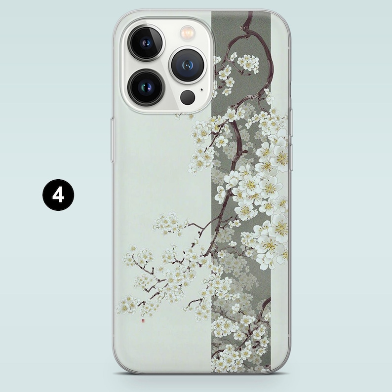 Pu&ograve; includere: Custodia trasparente per telefono con un design floreale di fiori bianchi su un ramo. Il design &egrave; ambientato su uno sfondo verde chiaro e grigio. Il numero 4 &egrave; in un cerchio nero sul lato sinistro.