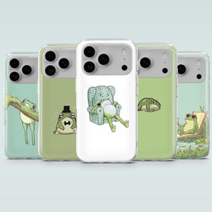 Pode incluir: Uma coleção de capas de telemóvel com ilustrações de rãs caprichosas. Cada capa apresenta um design de rã diferente, incluindo uma rã num galho, uma rã de cartola, uma rã a relaxar numa cadeira, uma rã deitada e uma rã a tomar sol.