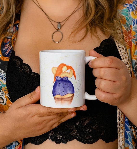 Χειροποίητη Κεραμική Κούπα – Ζωγραφιστή Γυναίκα & Στίχος «Σε όποιον αρέσουμε…»