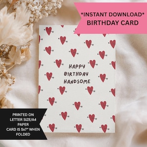 Puede incluir: Una tarjeta de cumpleaños con un patrón de corazones rojos atravesados por flechas. La tarjeta dice "Happy Birthday Handsome". El texto "*INSTANT DOWNLOAD* BIRTHDAY CARD" está en una pancarta rosa. La tarjeta mide 12,7 x 17,8 cm plegada.