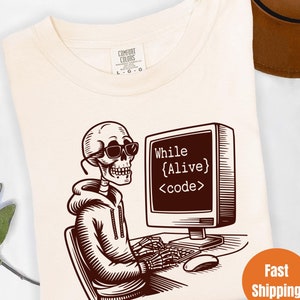 Mientras esté vivo, código, camiseta de codificación, camiseta de programación divertida, regalo de codificador sarcástico, camiseta de código divertida, camiseta de desarrollador de codificación, camiseta de nerd de computadoras