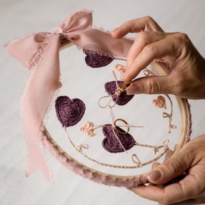Decorazione Rustica per Matrimonio Autunnale, Alternativa al Cuscino Porta Fedi – Cuori All’Uncinetto su Tulle di Seta