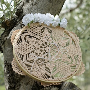 Cuscino Portafedi Artigianale in Pizzo Italiano – Cerchio Ricamato con Fiori Bianchi, Stile Boho Chic e Vintage
