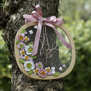 Porta Fedi Artigianale con Cascata di Fiori di Campo - Perfetto per Matrimoni Romantici ed Eterei | Matrimonio Instagrammabile