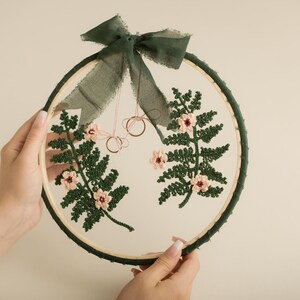Un Regalo Speciale per gli Sposi: Porta Fedi Artigianale all'Uncinetto, Idea Regalo dai Testimoni di Nozze