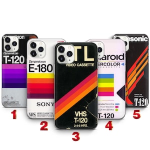 Könnte beinhalten: Fünf Smartphone-Hüllen mit Vintage-VHS-Kassetten-Etiketten-Designs. Die Hüllen zeigen verschiedene Farbschemata, darunter violette, rote, gelbe und orangefarbene Streifen, mit aufgedrucktem Text wie Dynamicon, Sony, Polaroid und T-120 Videokassetten-Etiketten.