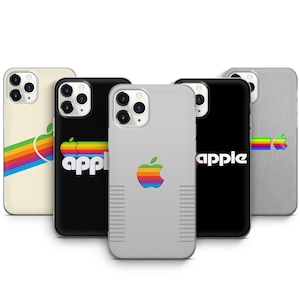Puede incluir: Una colección de fundas para teléfonos con el logotipo de Apple en varios diseños. Las fundas son de diferentes colores, incluyendo negro, blanco y plateado. Algunas fundas tienen el clásico logotipo de Apple arcoíris, mientras que otras presentan la palabra "apple".