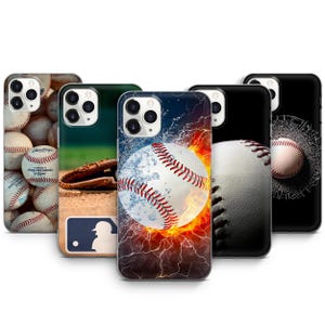 Puede incluir: Cinco fundas para iPhone diferentes con temas de béisbol. Las fundas presentan un guante de béisbol, una pelota de béisbol en llamas, una pelota de béisbol en agua, una pelota de béisbol con una pantalla rota y una pelota de béisbol con una ventana rota.