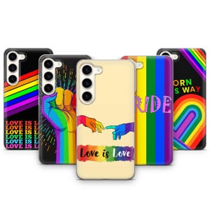 Peut inclure: Ensemble de six coques de téléphone avec des motifs arc-en-ciel de la fierté. Les motifs incluent les mots "Love is Love", "Pride" et "Born this Way".